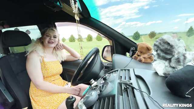 Пышная блонда ебется в фургончике с туристом