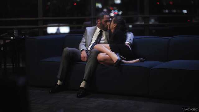 Рабочий день окончился красивым сексом на диване