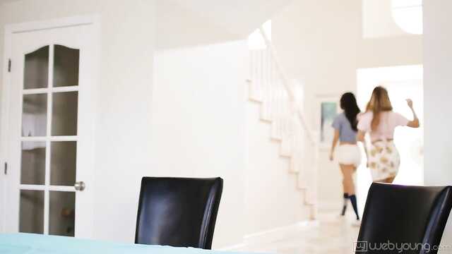 Шикарные студентки закончились дела активными ласками