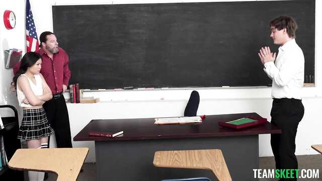 Низенькая азиатка знатно сосет и трахает оба хуя в кабинете