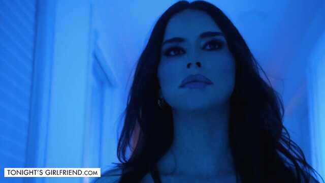 Переодевшись в нижнее бельё шатенка ублажает фаната