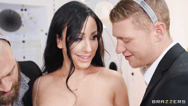 Скромная баба соблазнилась на секс с двумя незнакомыми мужиками