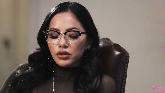 Девушка психолог соблазнила пациенту на лесбийский интим