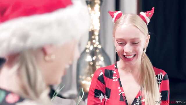 Перед новым годом телочки развлеклись взаимной мастурбацией