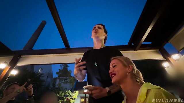 Пылкий половой акт двух героинь и любовника на кровати