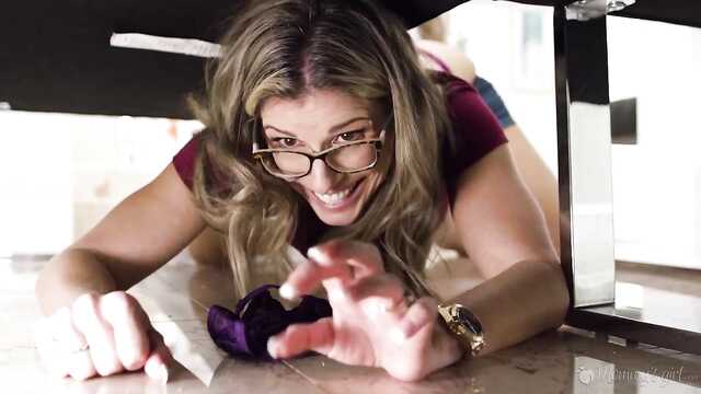 Зрелая мадам соблазнила молодую телку на лесби секс