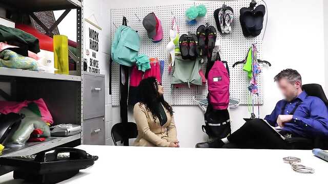 Охраннику повезло отодрать провинившуюся покупательницу