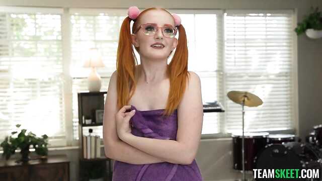 Рыжая баба вымытая в душе подставила пизду под хуй