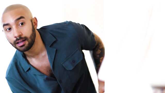 Белобрысая милфа сосет член и шпилится в лысую киску