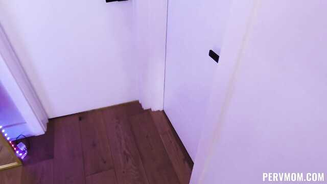 Милая брюнетка дает пороть обе дырочки промеж ног