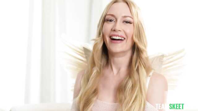 Смазливая белочка отдается в киску и ловит сперму на лицо