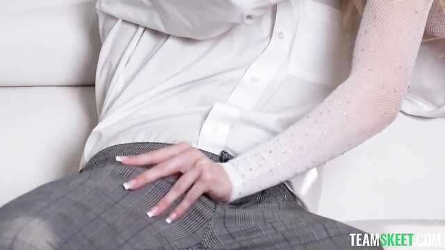 Смазливая белочка отдается в киску и ловит сперму на лицо