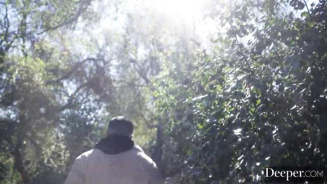 Ебет парочку развратных брюнеток в киски и анусы