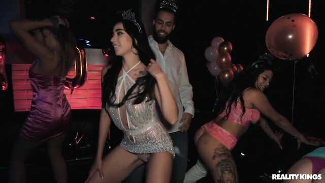 Вечеринка с порно актрисами обернулась жарким трахом