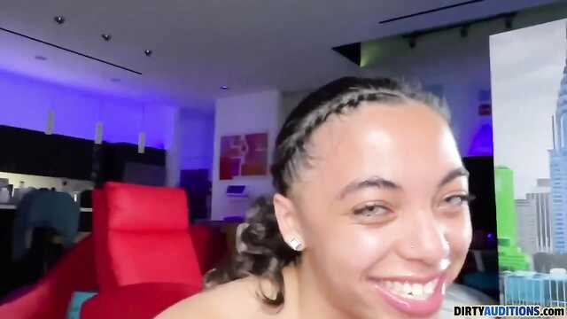 Кудряшка вафлит писюн до выстрела спущёнки в ротик