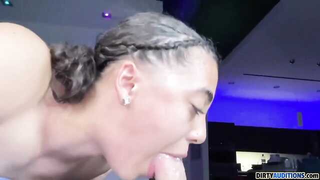 Кудряшка вафлит писюн до выстрела спущёнки в ротик