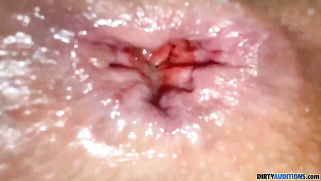 Пышнозадка смачно вафлит член и дает в свою сочную задницу