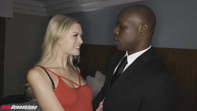Блондинка в чулках встретилась с негром в гостинице для случки