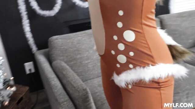 Новогодний ЖМЖ с парой сочных милф и везучим пездюком