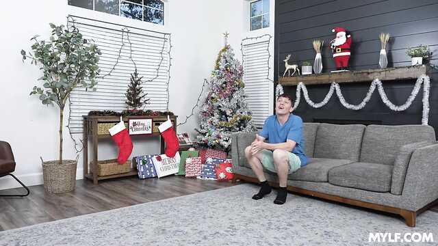 Новогодний ЖМЖ с парой сочных милф и везучим пездюком