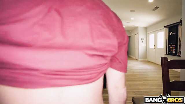 Пышножопая брюнетка с огромной жопой соснула и дала попороть себя