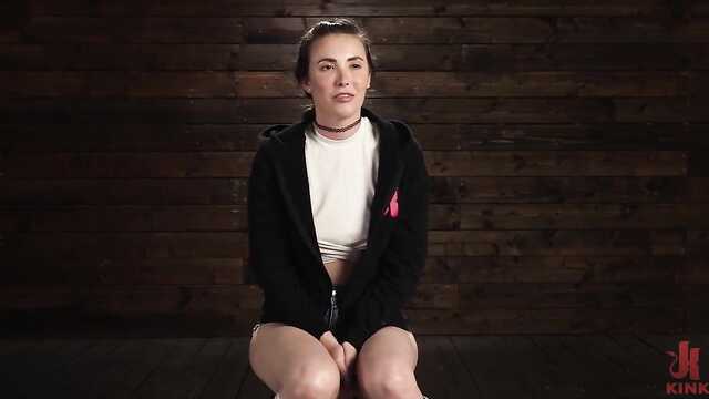 Связанная телка висит вниз головой, а Господин ей мастурбирует