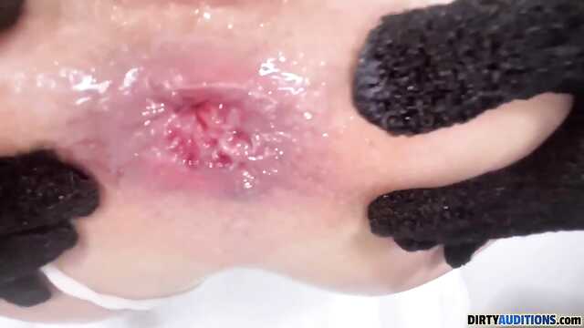 Толстый хуй кончает в рабочую попку блондинки