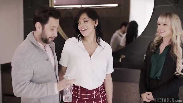 Женатик страстно пердолит блондинку втайне от супруги