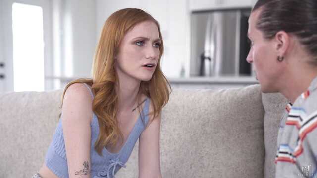 Штемп резвится с парой девушек би и лижет их киски