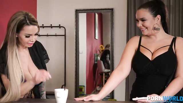 Три мужика ебут пару сисястых подруг с двойным проникновением