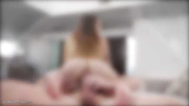 Голодная красотка соблазнила сантехника на трах с оральными ласками