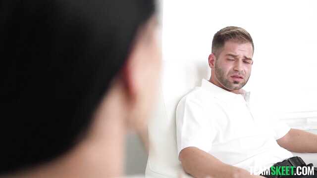 Мачеха организовала горячий семейный секс втроем