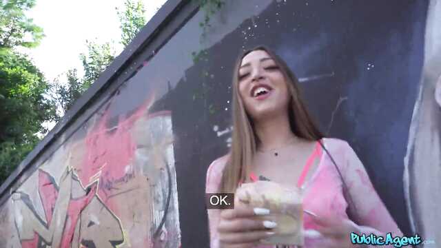 Купил рот и узкую пизду незнакомки для секса на улице