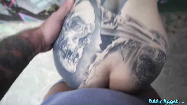 Купил рот и узкую пизду незнакомки для секса на улице