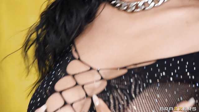 Сексапильная брюнетка трахается вплоть до камшота на лицо