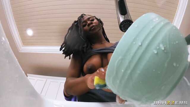 Негритянка и рыжая бестия задорно ебутся с общим другом