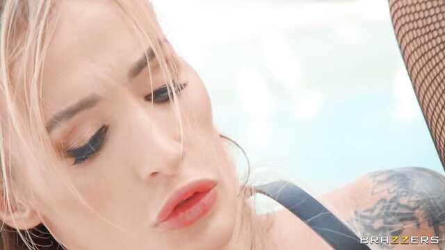 Блондинка в чулках дает в очко на роскошной вилле возле бассейна