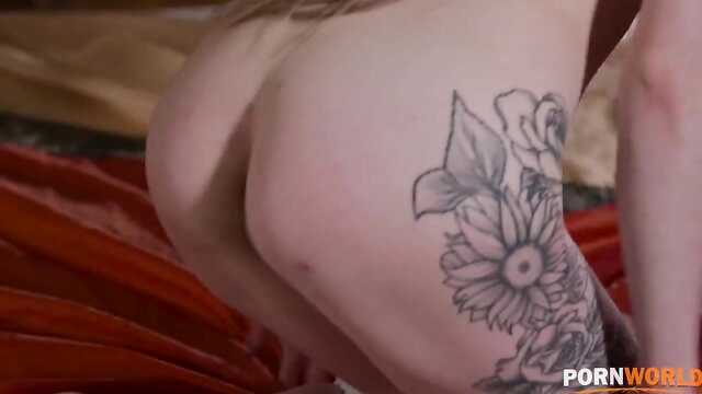 Раздроченное очко блондинки запросто принимает хуй негра