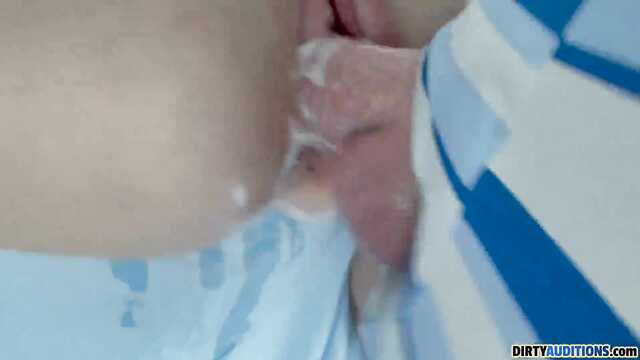 Брюнетка с хорошим бампером практикует орал с вагиналом