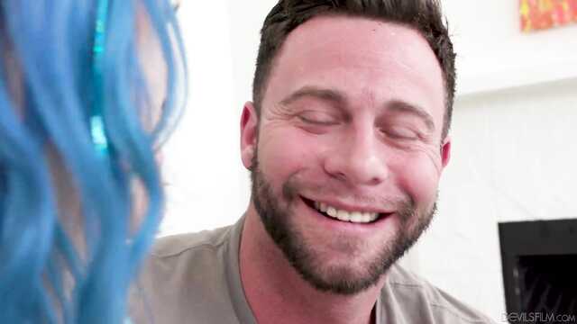 Девушка с синими волосами отдается щетинистому типу в разных позах