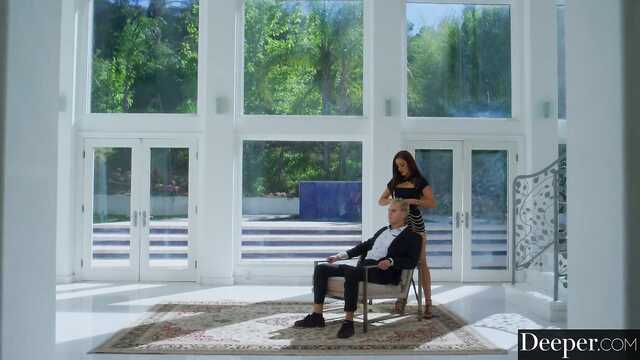 Богатая красавица пользует большой черный член своего охранника