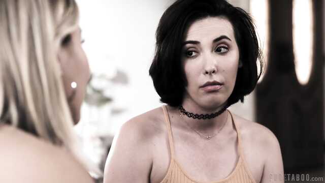 Блондинка и брюнетка ненасытно лижут киски, меняя позы