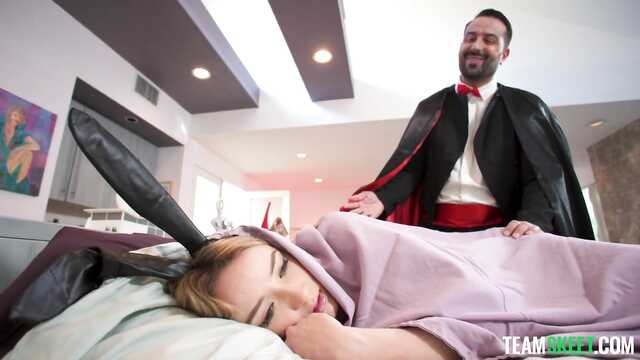 Блондинка в колготках в сетку трахается с фокусником