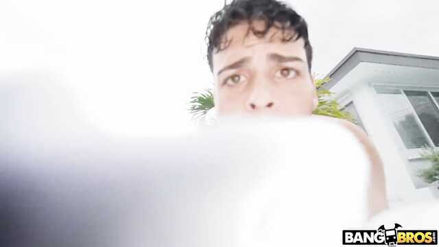 Секси мулатка с офигенными сиськами резвится с негром в бассейне