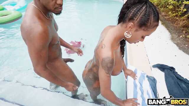 Секси мулатка с офигенными сиськами резвится с негром в бассейне