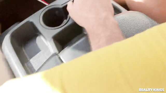 Лысый здоровяк запикапил ебливую бабу и дерет ее по хардкору