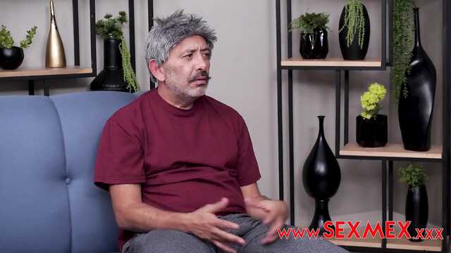 Извращенка отдается парню и его деду на диване