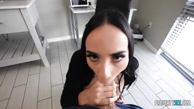 Офисная телочка с натуральными титьками сосет и шпилится