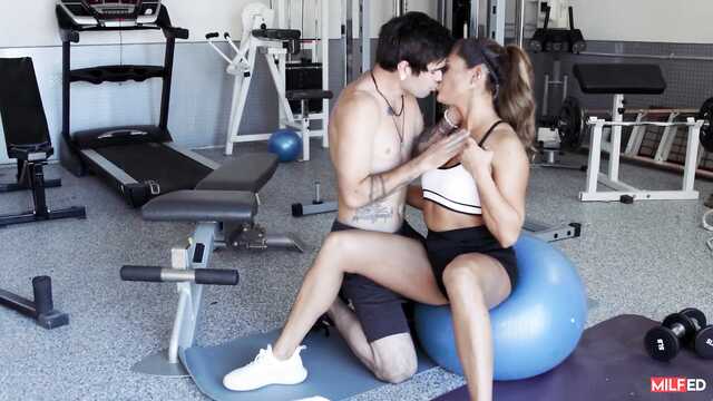 Спортсменка лобзается с молодчиком в губы и трахается в спортзале