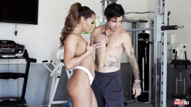 Спортсменка лобзается с молодчиком в губы и трахается в спортзале